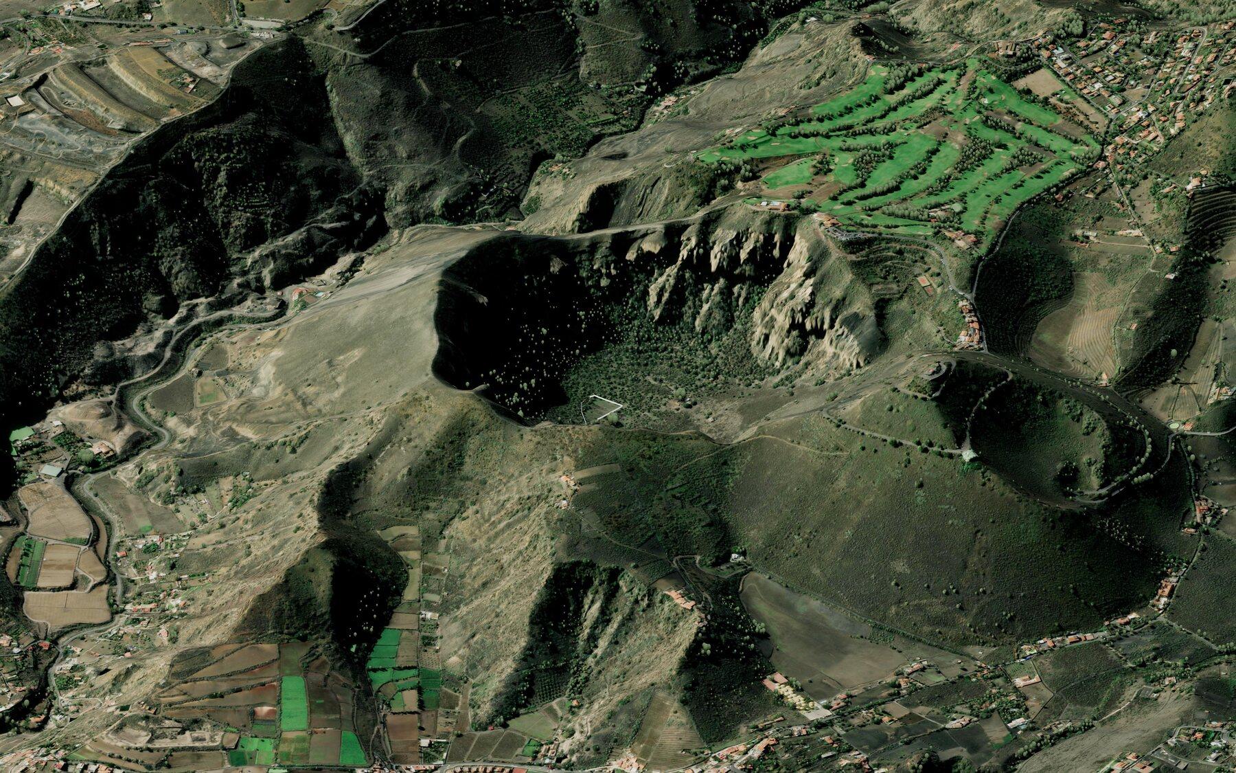3D-Geländemodell mit Satellitenbild über einem Bergtal